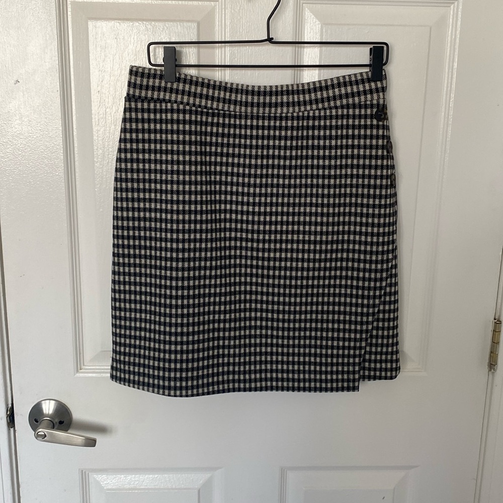 Black-and-white plaid a line skirt with button details